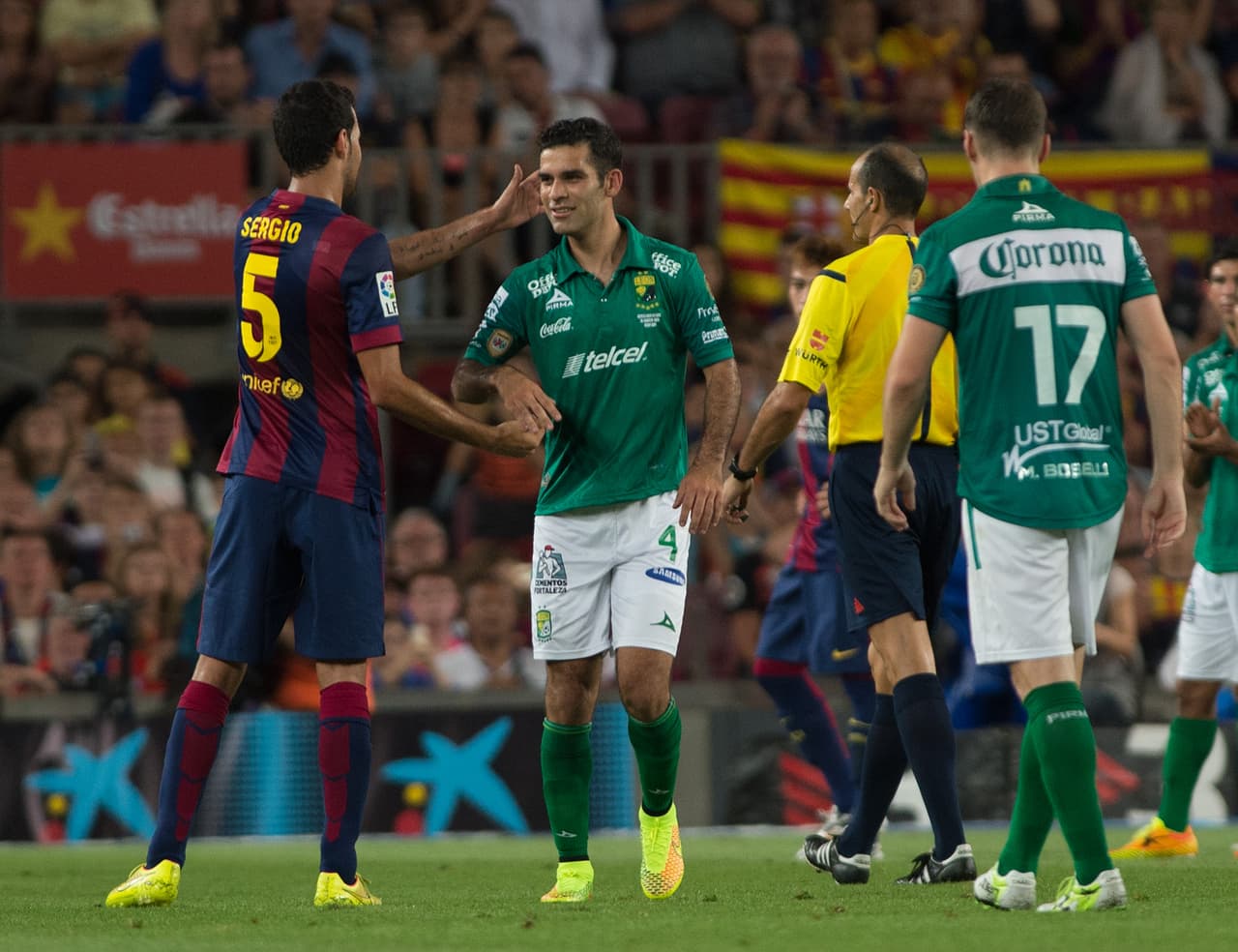 ¡Tiene una del León! En el 2014 los 'Panzas verdes' jugaron el Trofeo Joan Gamper en el que el Barcelona goleó 7-0 y, además, Messi se quedó con la camiseta de su compatriota Mauro Boselli (#17).