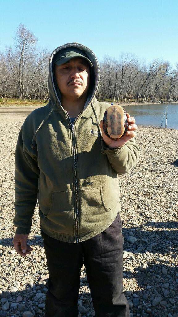 De común acuerdo decidieron soltar a la tortuga, porque consideraron que podrían meterse en problemas por capturarla. Tampoco sabían cómo cuidarla y tenían miedo de que se fuera a morir.