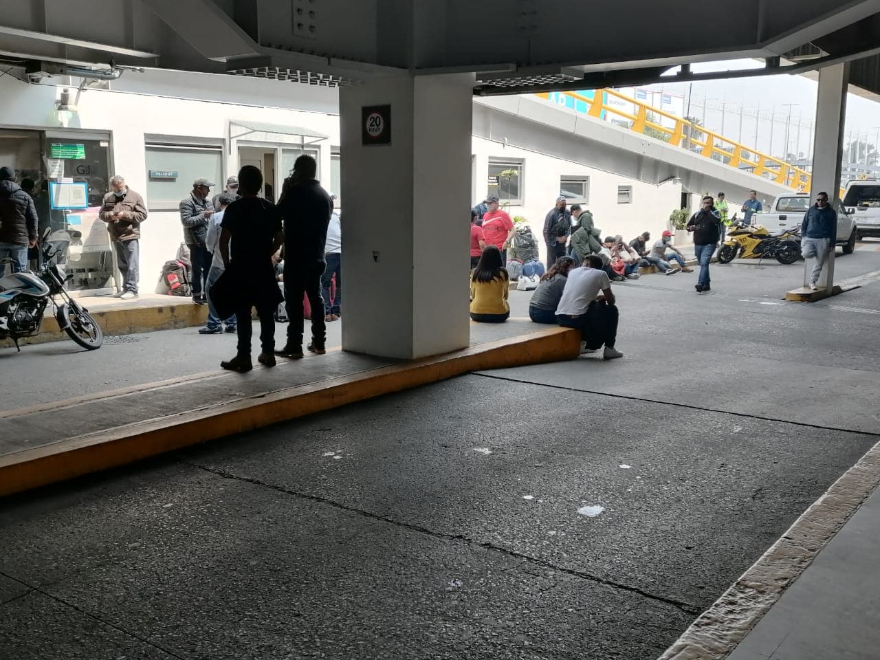 Personas que fueron estafadas para ir a trabajar a Canadá por un grupo esperan el martes 21 de septiembre de 2021 afuera de la oficina de la Fiscalía del aeropuerto de la Ciudad de México obtener apoyo de las autoridades.