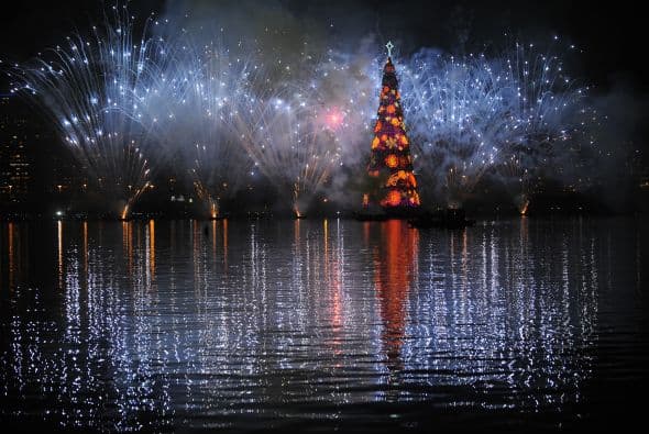 El árbol navideño mide 85 metros de altura, pesa 542 toneladas y fue construido sobre once enormes flotadores.