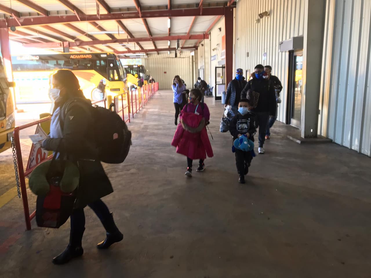 Además evite tocar las superficies y evite el contacto con los demás pasajeros o el motorista.