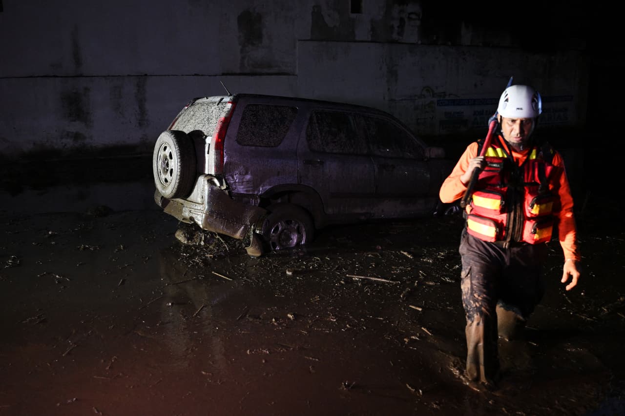 El alud se suma al 
<a href="https://www.univision.com/noticias/america-latina/deslave-venezuela-22-muertos-y-mas-de-50-desaparecidos">deslave del pasado 8 de octubre en Las Tejerías</a>, un pueblo industrial de unos 40,000 habitantes que fue arrasado por una gigantesca ola de lodo, rocas y árboles que se desprendieron de las montañas que lo bordean.