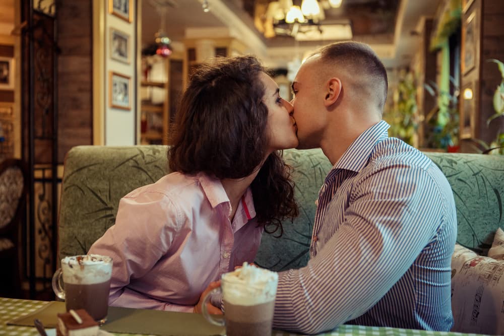 <b>Tauro</b>
<br>
<b>Encuentros amorosos muy tiernos, sensibles, dulces</b>
<br>Los encuentros y citas amorosas estarán cargados de sensualidad, ternura y cariño. Es Venus directo, en tránsito por un signo equilibrado y armónico, lo cual crea ese panorama sentimental adecuado para que disfrutes tu vida amorosa al máximo, lloverán las invitaciones, los eventos sociales excitantes y las noches de amor inolvidables. Se cumple el lema del tránsito “amor con elegancia”.