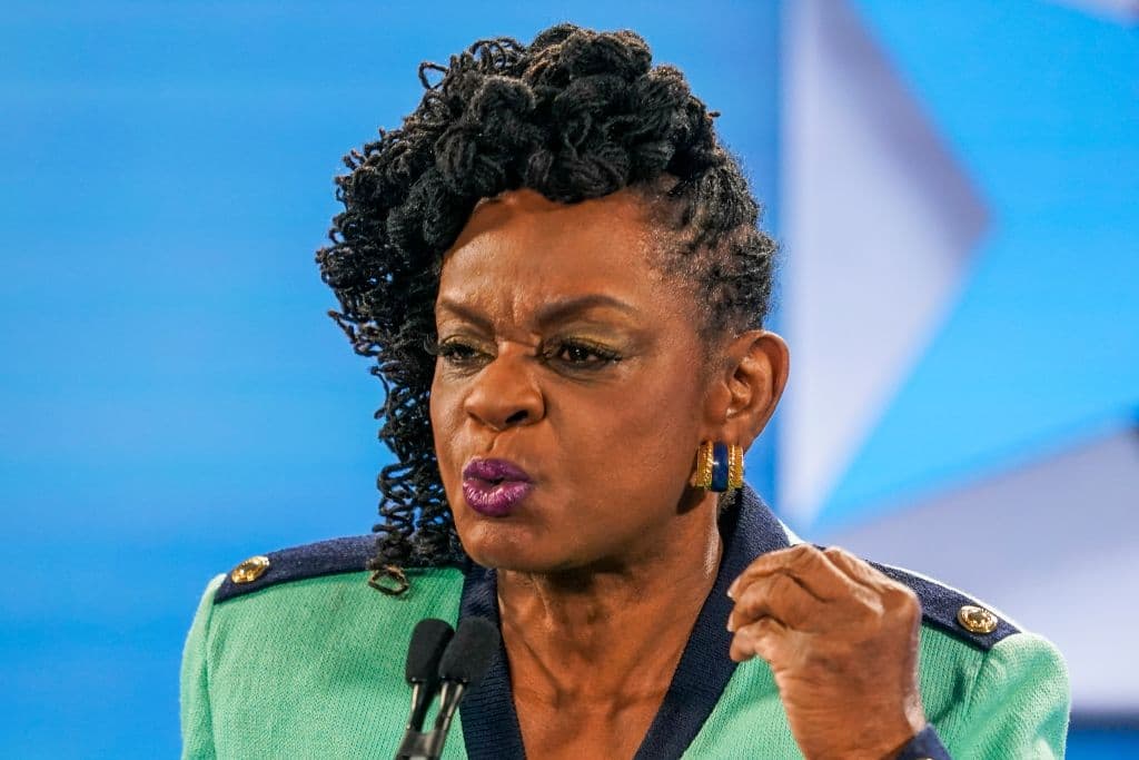 La representante estadounidense Gwen Moore habla durante la Convención Nacional Demócrata en Milwaukee, Wisconsin. Moore, demócrata del cuarto distrito de Wisconsin, fue la única oradora que habló en vivo desde el Centro de Wisconsin donde debía haberse realizado la reunión cuatrienal.
