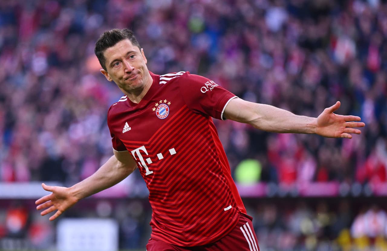 Robert Lewandowski será rival de la selección mexicana y por ahora solo celebra un nuevo título.