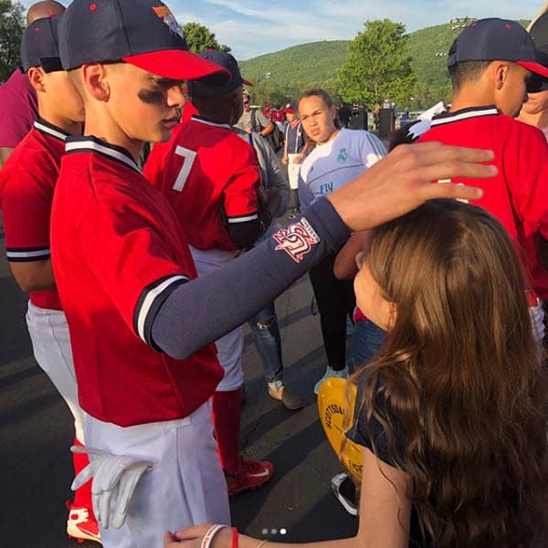 'Tophy' (como le dicen sus padres de cariño) agradeció a su hermana con una palmada en la cabeza, pues el jovencito de 12 años es mucho más alto que ella.