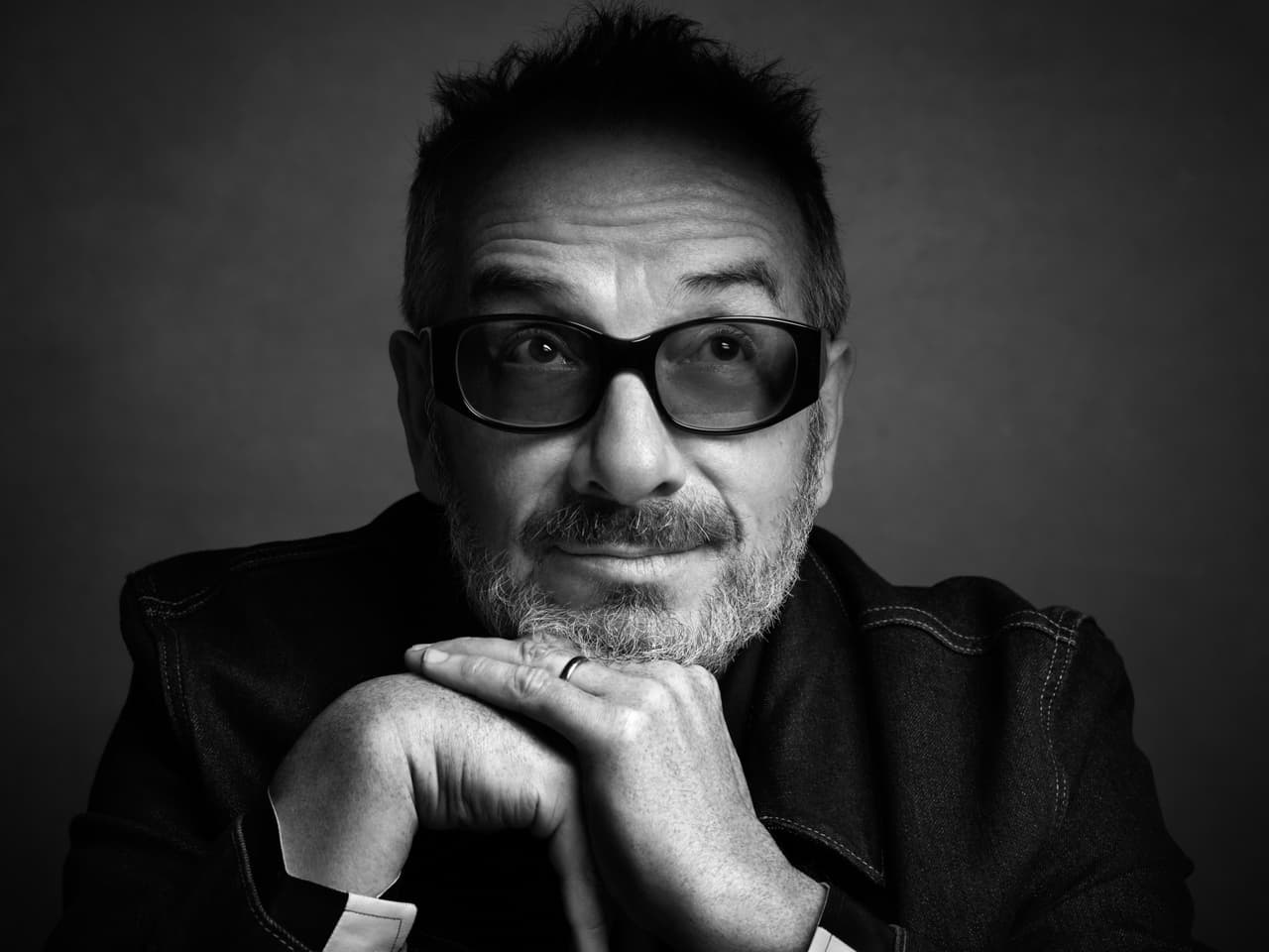 <h2 class="cms-H2-H2"><b>Elvis Costello</b></h2>
<br>Por primera vez el cantante británico será parte de la fiesta del Latin GRAMMY. Elvis Costello ha ganado tres premios GRAMMY y es miembro del Salón de la Fama del Rock & Roll desde el 2003.