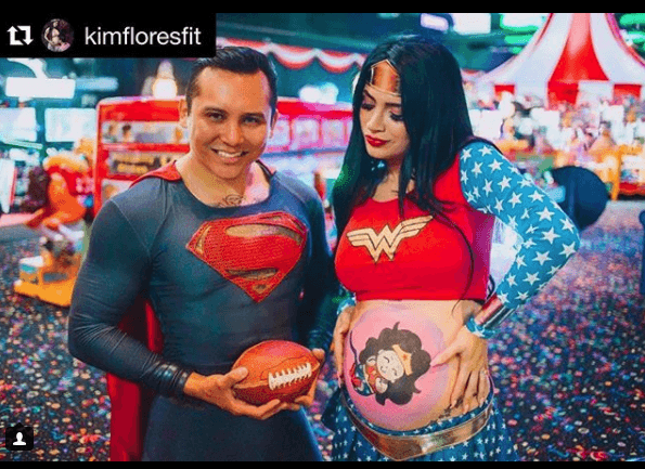 "Pues acá midiendo qué es más grande: si el balón o mi pancita. Amo saber cómo nos complementamos en cada cosa que hacemos Edwin Luna. Te amo. Piensa como adulto, vive como joven, aconseja como anciano y jamás dejes de soñar como NIÑO", escribió Kimberly en sus redes sociales junto a esta imagen.