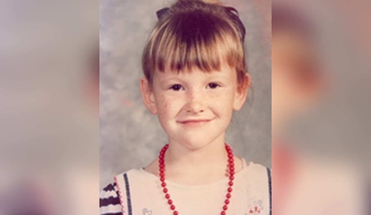 En la noche del viernes 2 de septiembre de 1988, el pueblo de Stamford, con menos de 4,000 personas, estaba enfocado en un juego de futbol local.
<b>Cortney Clayton</b>, de 7 años, estaba en casa con sus padres, pero les rogó que la dejaran ir a la tienda de la cuadra a comprar un refresco. Poco después había desaparecido. Seis meses después, un cazador halló restos humanos a unas 50 millas y un cabello fue comparado con el dejado por Cortney en un cepillo que guardaban sus padres. Expertos determinaron que se trataba de la niña. Casi 30 años después, su familia sigue esperando que se haga justicia.