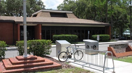 <b>Thonotosassa Branch Library</b> abrió sus puertas en el número 10715 de la calle Main el 22 de julio de 1989. 
<br>
<br>Ofrece a los usuarios que viven en esta sección rural del condado de Hillsborough acceso a materiales en 
<b>gran variedad de formatos</b>, así como internet y un horario regular de programas y clases de computación para clientes de todas las edades e intereses.
<br>
<br>Su 
<a href="https://www.facebook.com/ThonotosassaBranchLibrary/" target="_blank">horario</a> es de lunes a sábado de 10 de la mañana a 6 de la tarde, Para mayores informes puedes contactar a su personal al teléfono 813-273-3652.
<br>