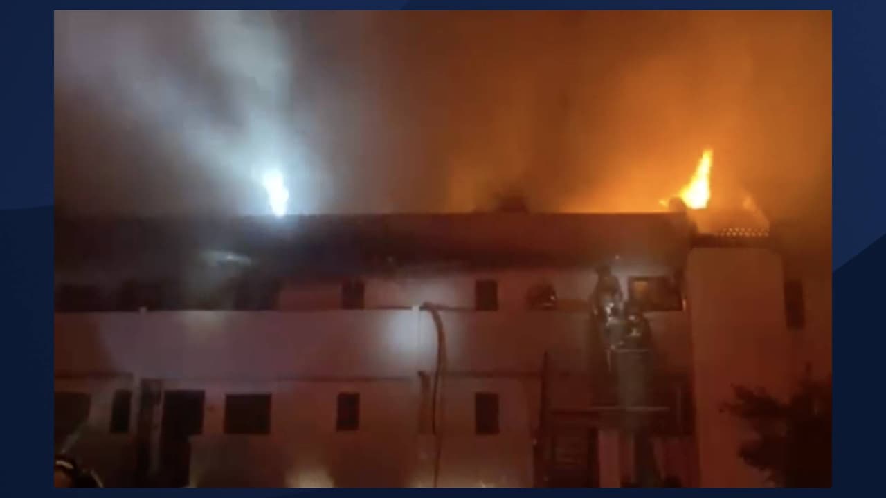 El siniestro se registró alrededor de las 1:30 am en el complejo de apartamentos,
<a href="https://goo.gl/maps/yGQWVt4UvG4ifAsG9" target="_blank">cerca de la avenida 23 y Beardsley Road en Phoenix</a>. El incendio aún está bajo investigación.