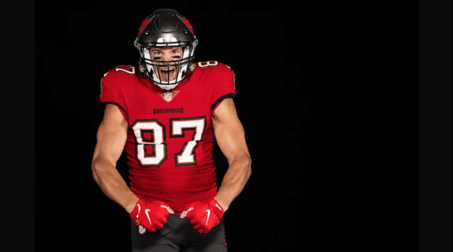 Con su número 87, así posó Rob Gownkowski con el uniforme de los Bucs por primera vez.