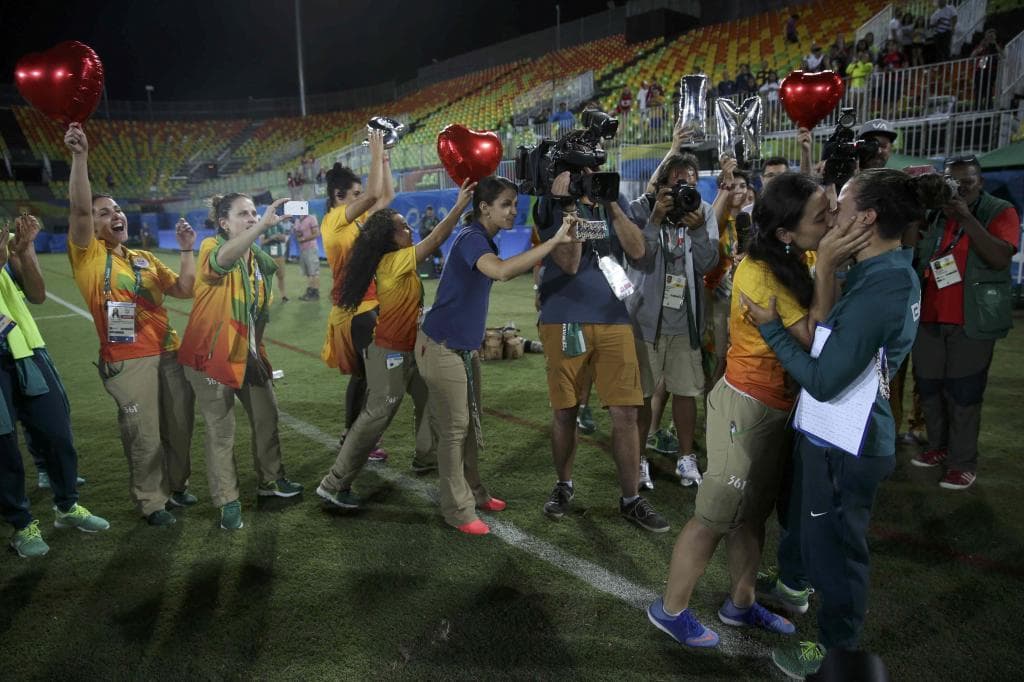 Isadora Cerullo besa a su novia luego que le propusieran matrimonio