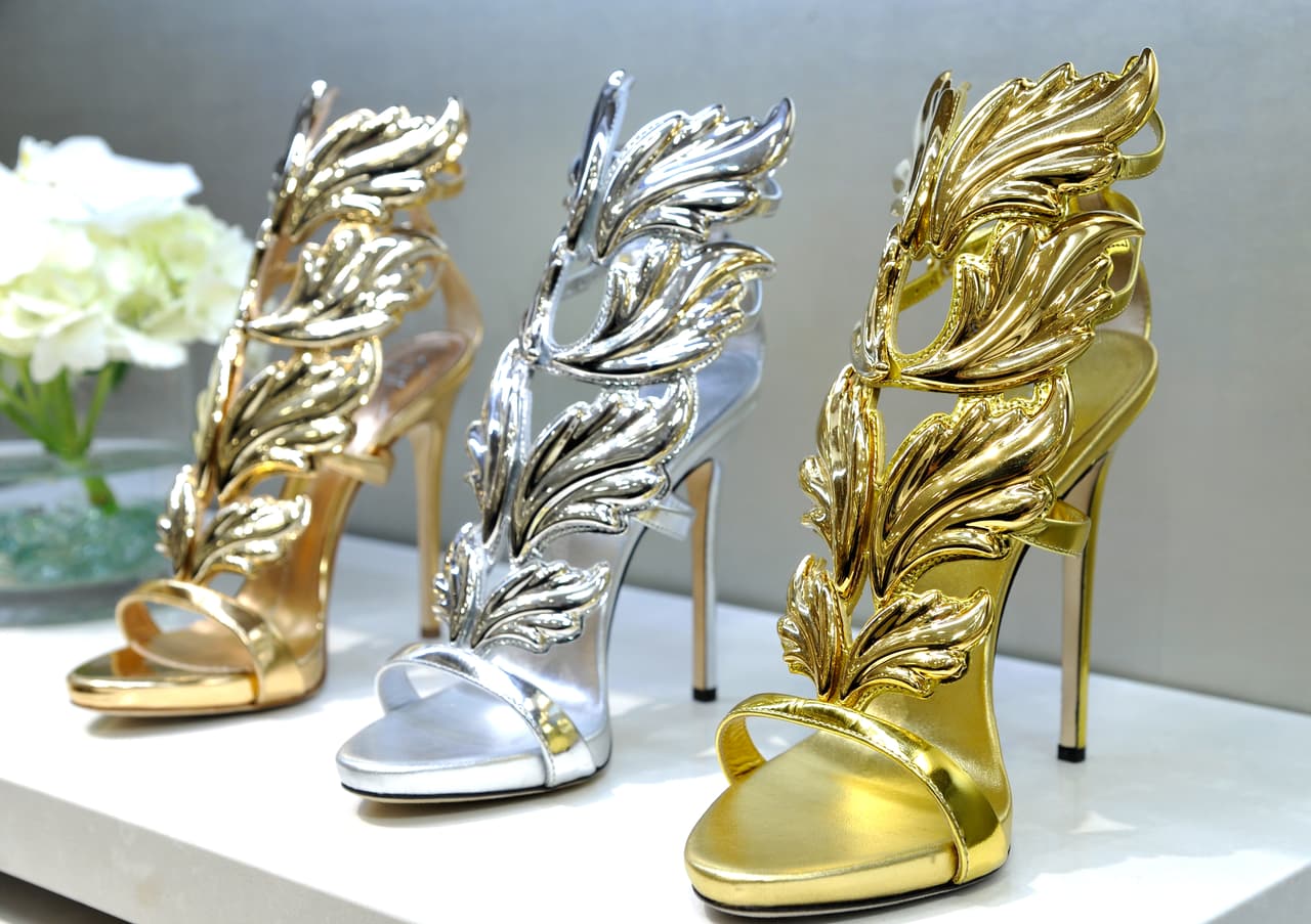 El diseñador italiano Giuseppe Zanotti dijo que la colección es "como Jennifer López, sensual, moderna, alegre, pero con actitud".