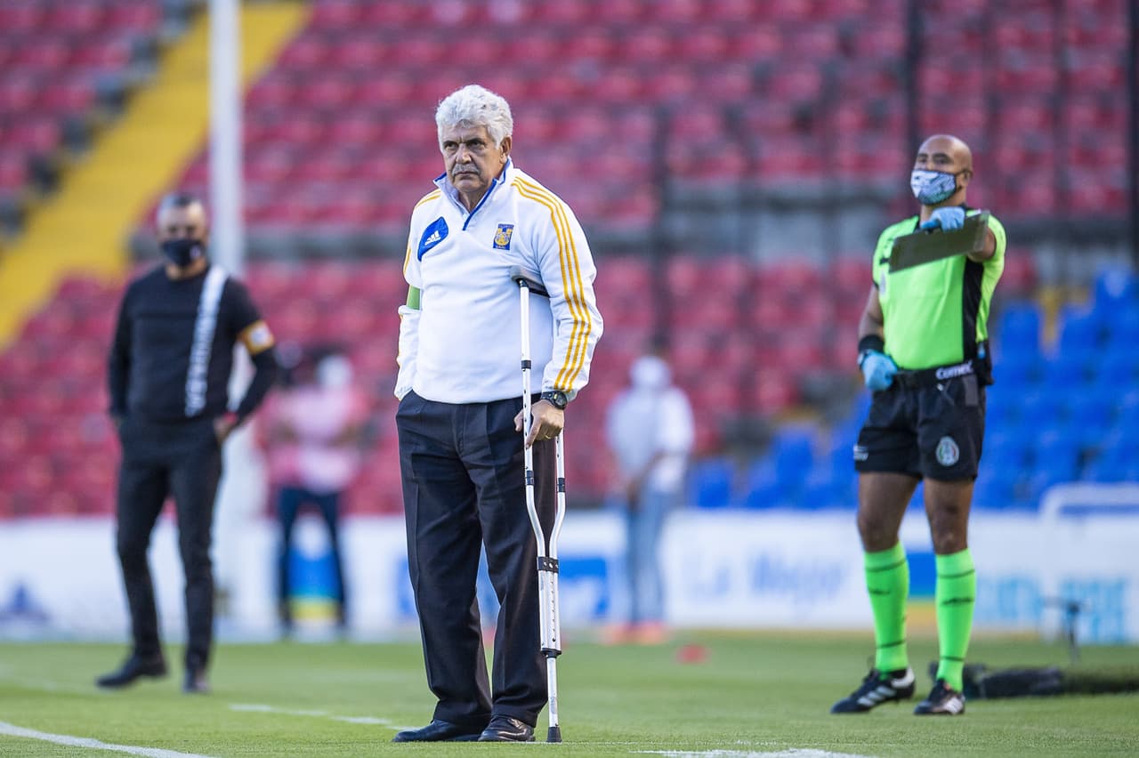 Esta vez, Tuca no se guardó los cambios y realizó cuatro, aunque dos fueron por lesión.