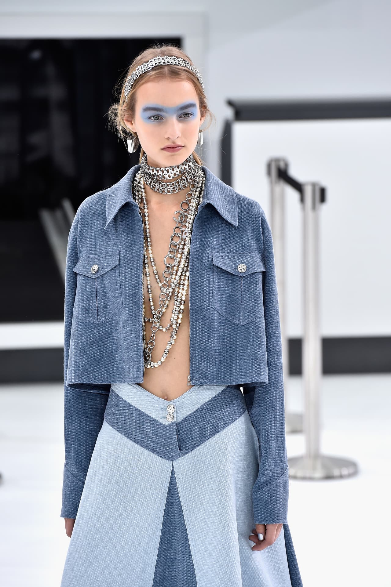 2. Blue shadows. Los tonos azules estaban en todas partes esta temporada. La propuesta en la pasarela de Chanel fue un azul cielo en forma de cinta que abarcaba desde las cejas hasta el puente de la nariz. Si no eres lo suficiente valiente para usar esta tendencia, intenta el diseño de Monique Lhuillier, quien logró un look más sutil al hacer trazos con un delineador azul aqua.