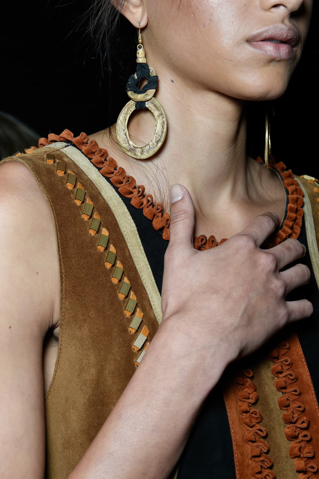 5. Bronceado natural. No fue el clásico resplandor dorado que hace que todo el mundo piense que acabas de regresar de la playa, sino una versión más reluciente del no make-up look que llevaron las modelos del show de Alberta Ferretti en el Milan Fashion Week. Amamos que, con esta tendencia, no todo sea extravagancia a la hora de elegir sombras y blushes, sino tonos de la gama del bronce, dorado y marfil.