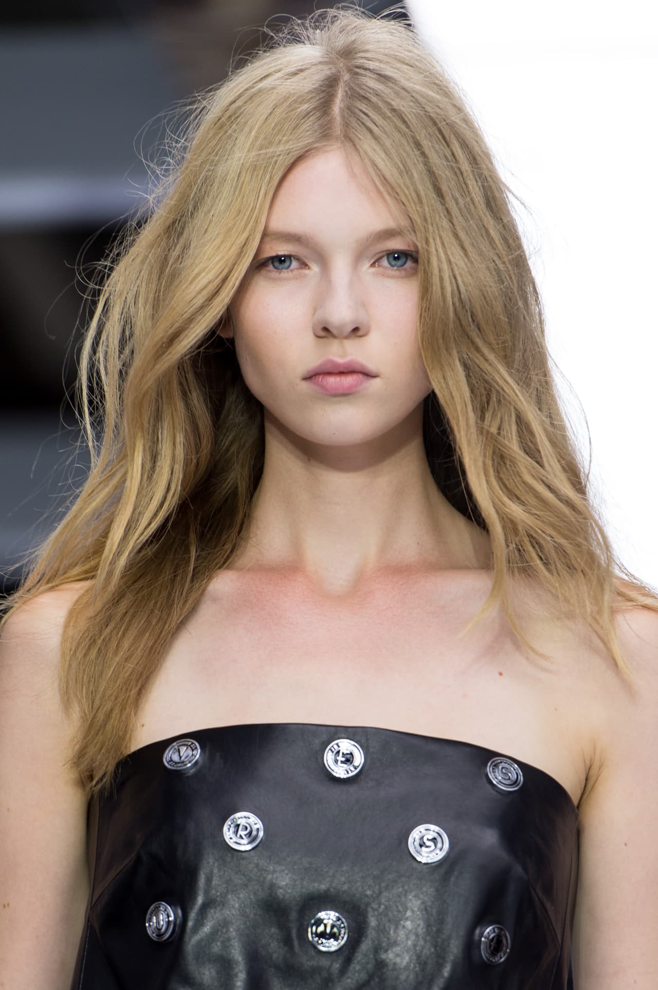 7. Cara lavada 2.0. Los Fashion Weeks más importantes del mundo le dieron la razón a quienes piensan que "menos es más". En cuestión de maquillaje, las mujeres con un semblante más minimalista hicieron una de las tendencias más vistas de todas. Las pasarelas de Versus (de la cual es esta foto), Jil Sander y Victoria Beckham dieron el "sí" a las pieles limpias, luminosas y naturales.