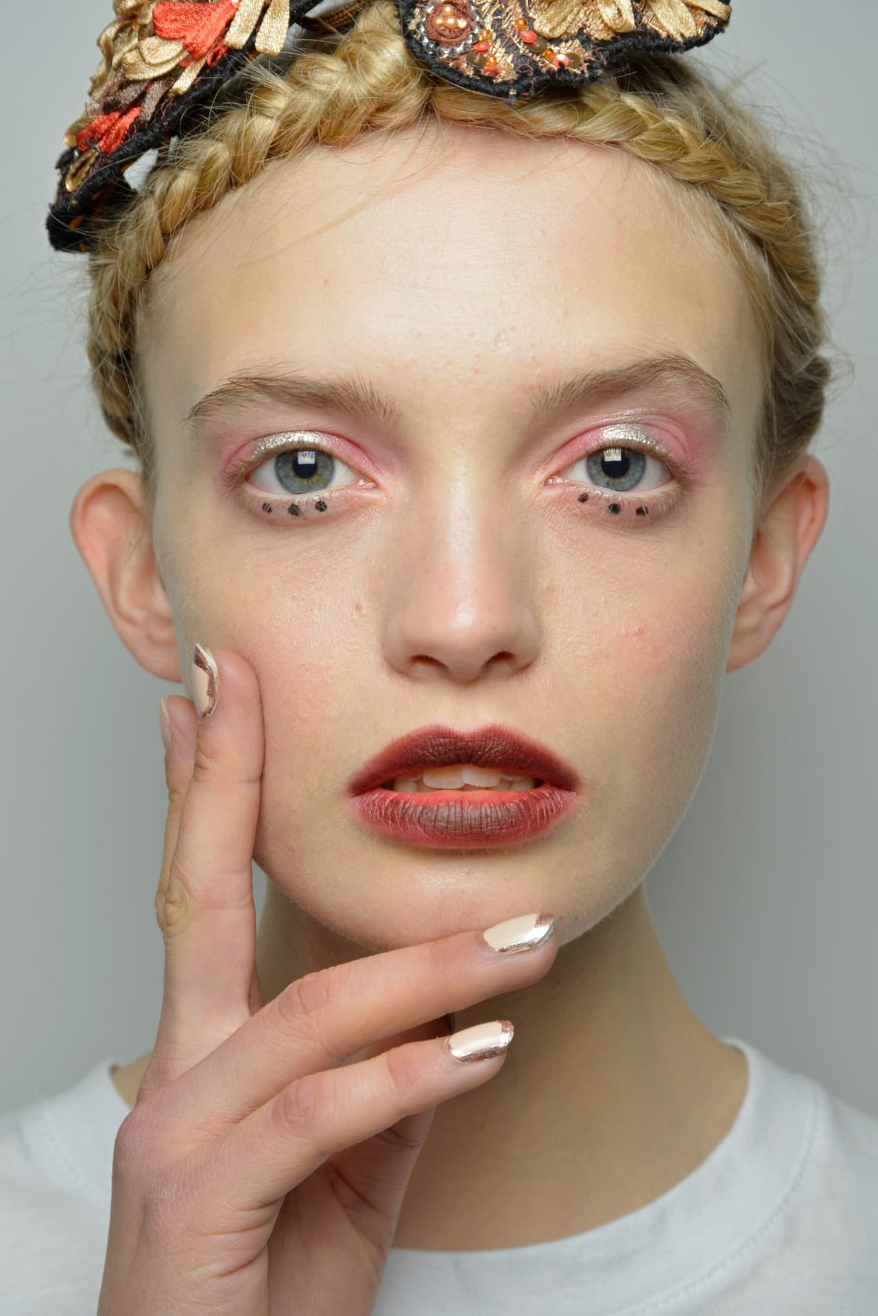 4. Manicure de oro. Milan Fashion Week nos dio una merecida lección para darle la vuelta al tradicional manicure french con el show de Antonio Marras, en el que un contorno dorado resaltó las redondeadas uñas de las modelos.