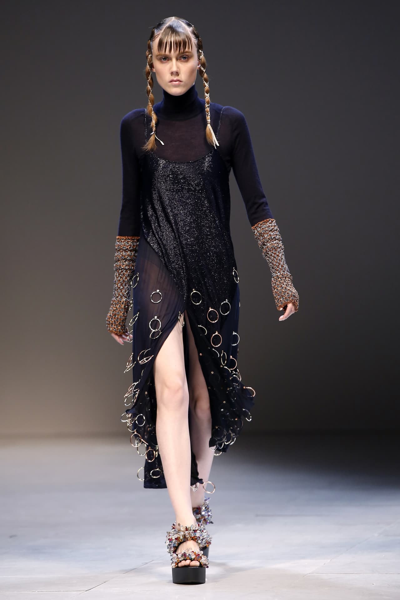 1. Pigtails. Partir el cabello en dos coletas, lisas o trenzadas, se volvió en una verdadera tendencia en las pasarelas del Paris Fashion Week. Ya se notaba meses atrás en los looks de Alexa Chung y Janelle Monae. Lo mejor, es que sin importar la edad, las famosas pigtails lucen increíble, esta vez con un giro más sofisticado que pueden ir perfecto con un look elegante o con unos jeans.