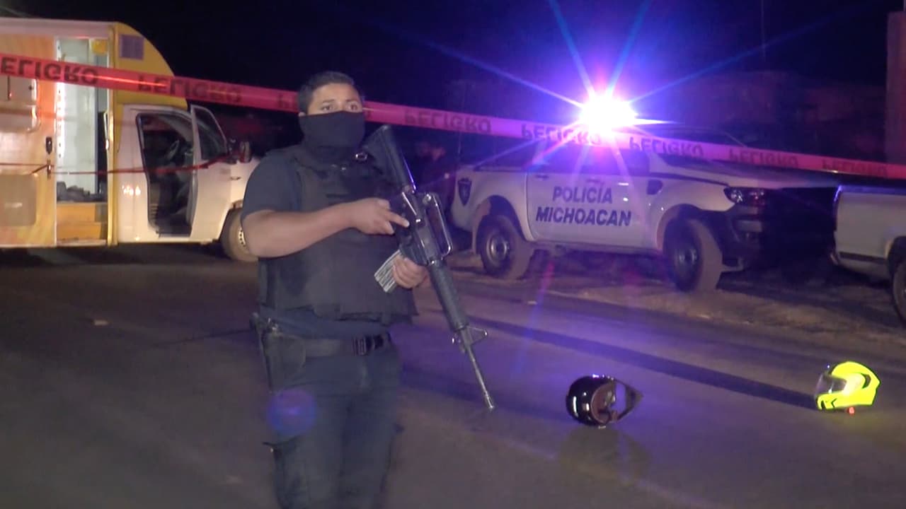 Hacia la noche, 
<b>un comando irrumpió en el lugar y desató una balacera</b>. Según autoridades locales, 
<b>los agresores buscaban al líder de un cártel rival. </b>