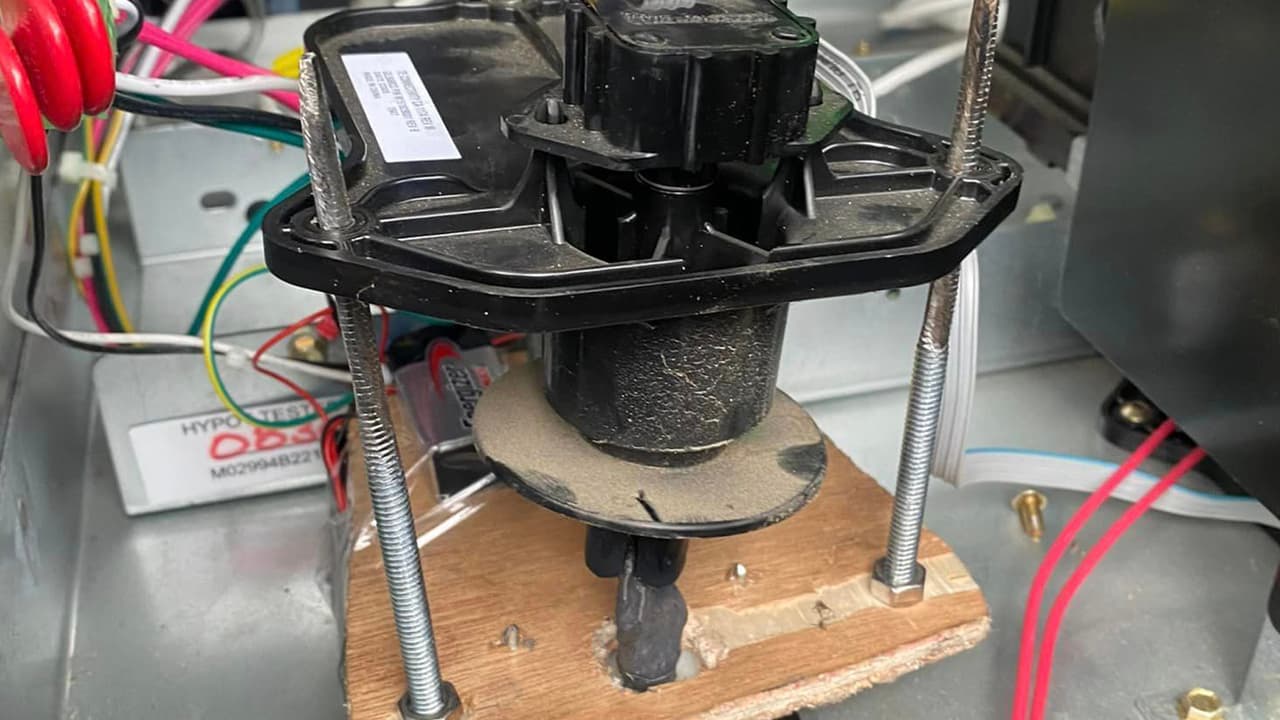 Al ladrón se le encontró en posesión de maquinaria y herramienta para extraer el combustible.