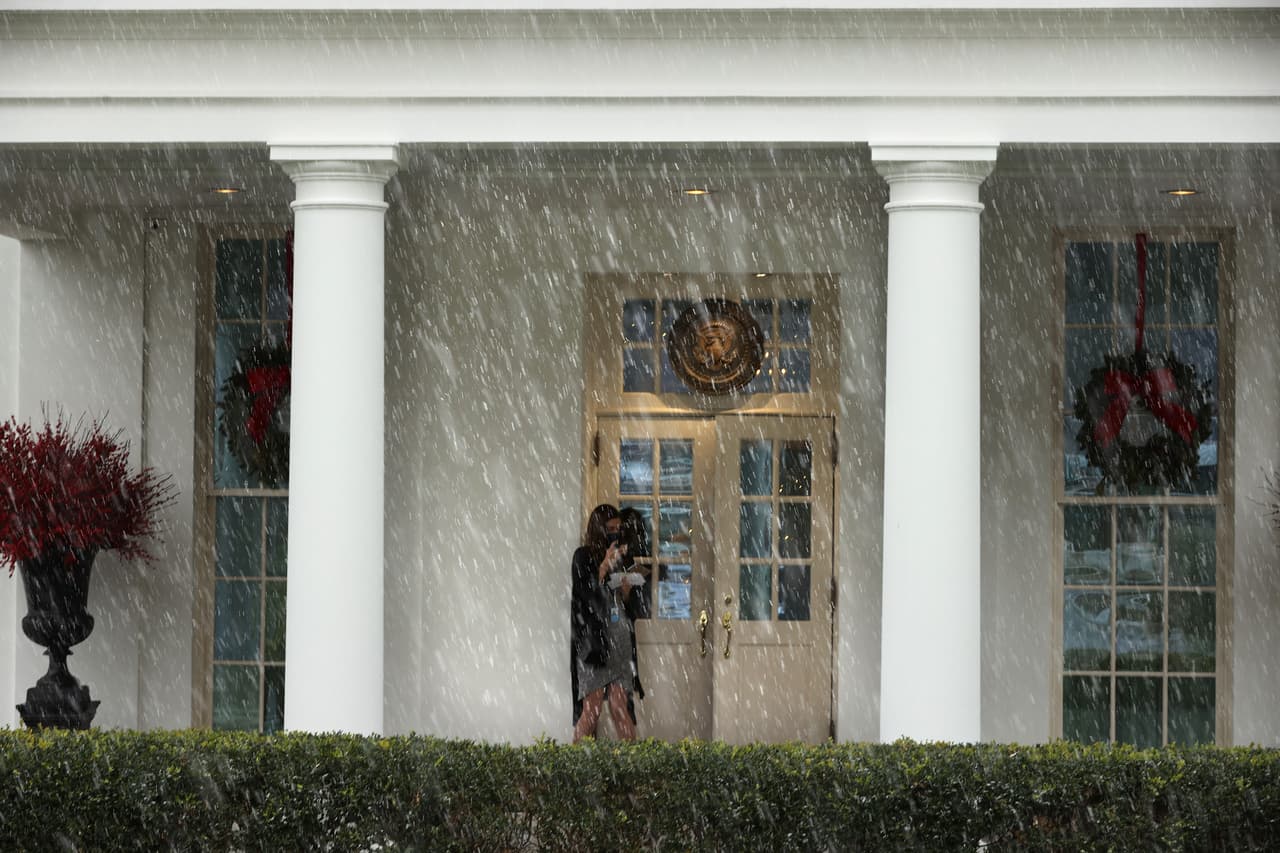 La nieve y el viento golpean el palacio presidencial. Más hacia el noreste, fuertes nevadas también caerán en el norte de Nueva Jersey y el sur del estado de Nueva York para la tarde de este miércoles",
<a href="https://www.wpc.ncep.noaa.gov/discussions/hpcdiscussions.php?disc=pmdspd">dijo el NWS en un informe</a>.