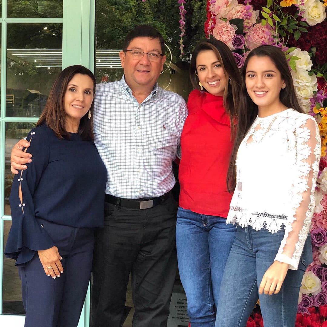 Cuando nuestra presentadora se encuentra llena de compromisos laborales y no puede viajar a Honduras, su familia la visita en Estados Unidos.