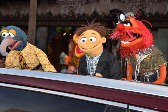 Los famosos títeres llegaron al Capital Theatre durante la premier de su más reciente película y sus fieles fanáticos se apoderaron del boulevard de las estrellas en Hollywood. Muppets Most Wanted es una comedia musical escrita por Bobin y Nicholas Stoller y continúa la saga de 2011 ‘The Muppets’. Esta vez, la rana Kermit y sus amigos se verán envueltos involuntariamente en un crimen internacional, mientras se encontraban de gira por Europa.