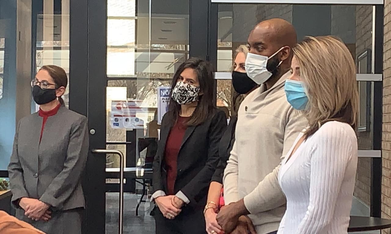 Durante la conferencia de prensa, trabajadores sociales abordaron algunas preguntas tras confirmarse que otro menor podía estar en peligro.