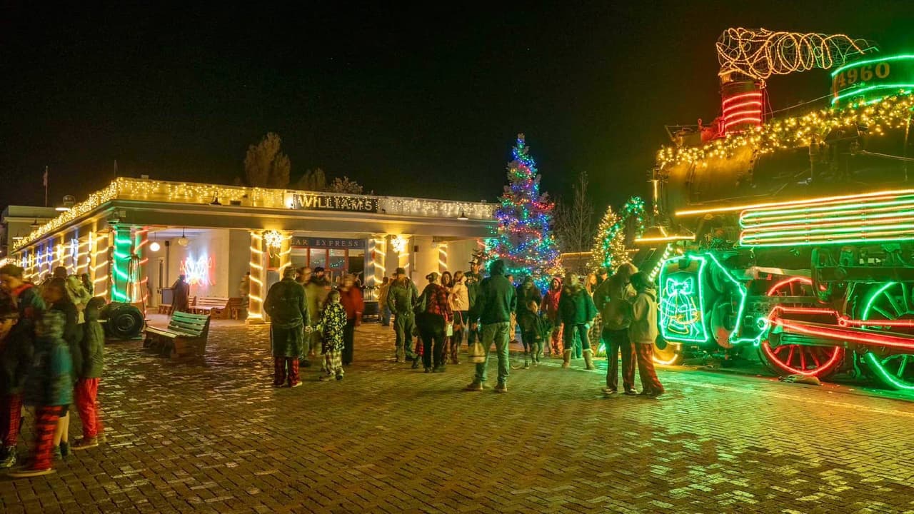 ¡Todos a bordo hacia el Polo Norte! A través del 
<b>Polar Express del Grand Canyon Railway</b>, el cual parte desde Williams, Arizona, durante la temporada decembrina, para que los pasajeros puedan vivir la magia de The Polar Express, el clásico libro infantil de Chris Van Allsburg.