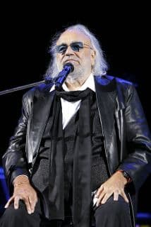 El cantante griego Demis Roussos falleció a los 68 años de edad el sábado pasado en un hospital en Atenas, Grecia. 