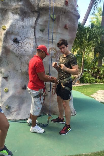 Danilo se preparó para poder escalar la pared.