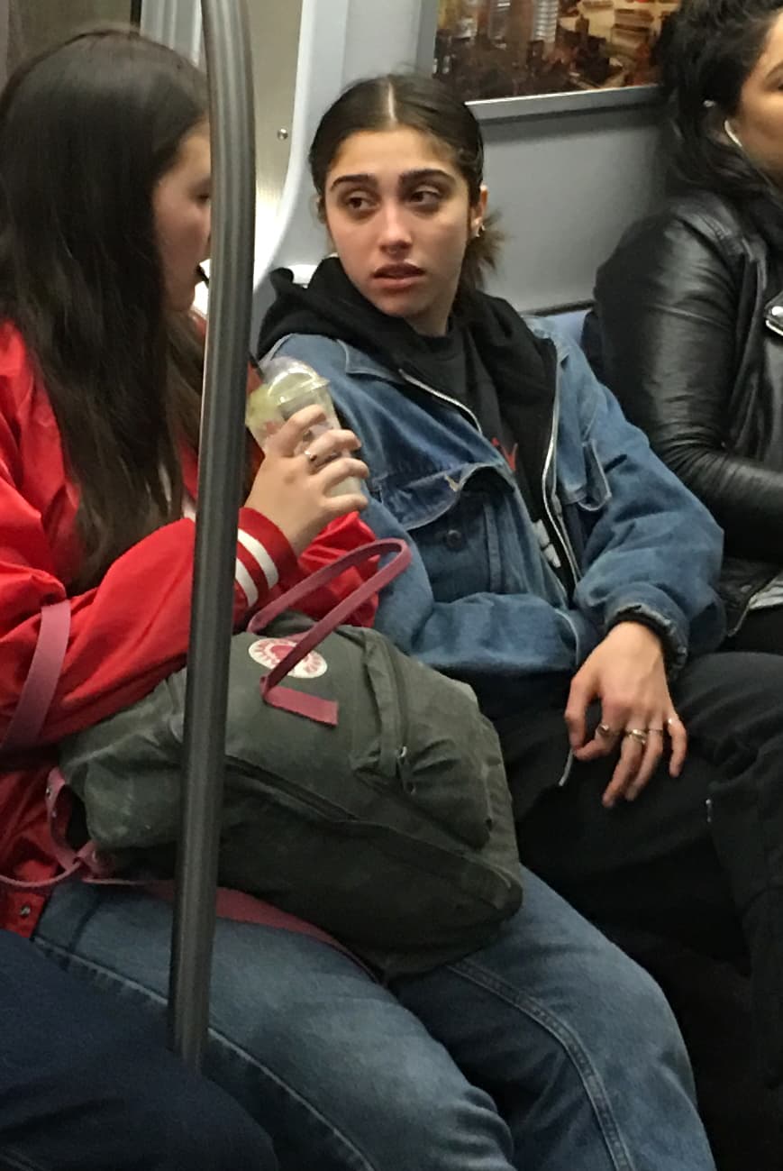 La hija de Madonna fue captada viajando en el metro de Nueva York.
