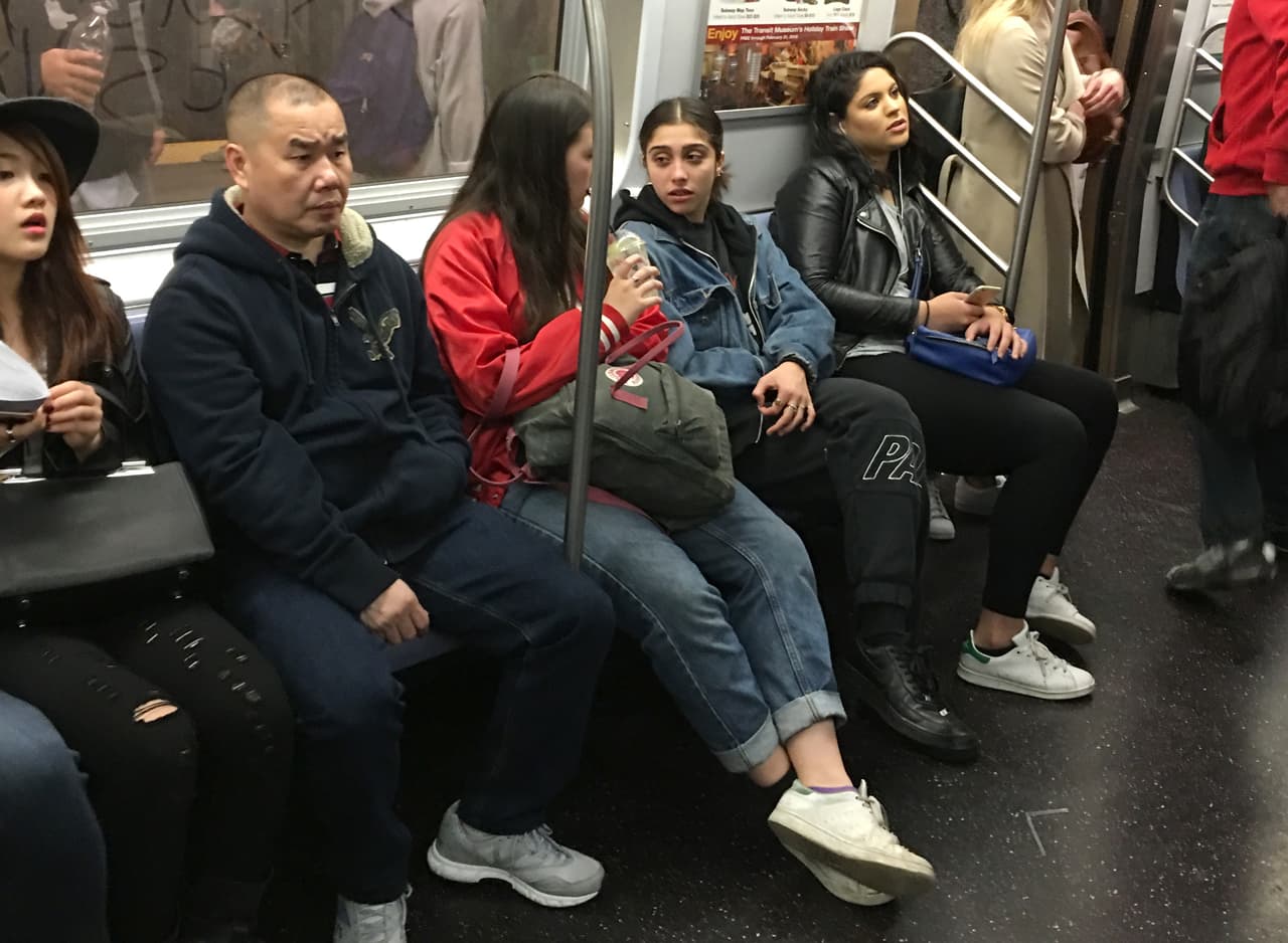 Como cualquier otro habitante de la Gran Manzana. ¿O será que su mami no le da para sus taxis?