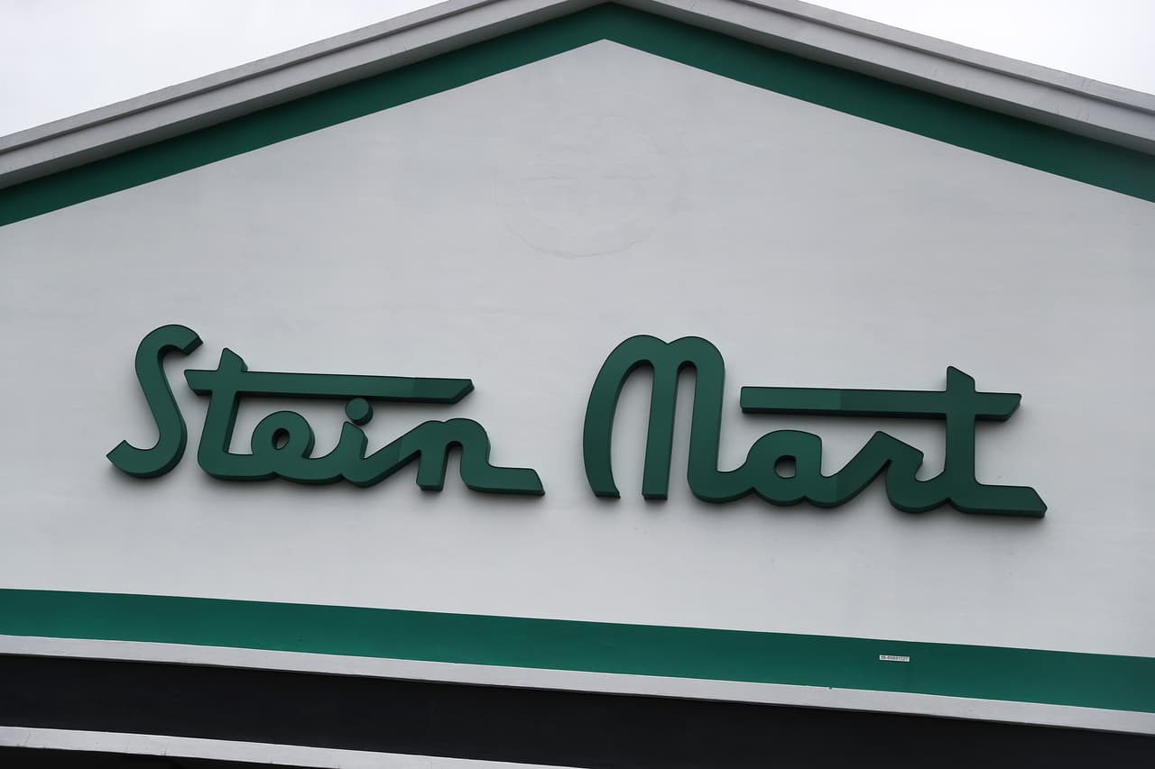 <b>Stein Mart.</b> Esta cadena tiene 279 locales en 30 estados y se declaró en bancarrota en julio. Antes de la pandemia se encontraba luchando por mantenerse en pie, pero el covid-19 aumentó sus problemas financieros. Su liquidación definitiva comenzó inmediatamente después de solicitar protección por bancarrota. 
<br>