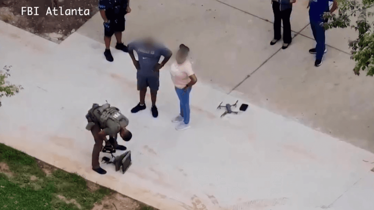 La FAA advierte que, dado que el FBI 
<b>está autorizado a utilizar herramientas especializadas para interceptar y confiscar drones, los infractores pueden enfrentar cargos penales federales y arresto inmediato.</b>
