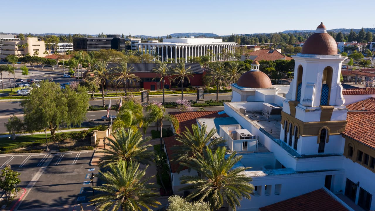 <h3 class="cms-H3-H3">6. Laguna Woods, California</h3>
<br>
<br>📖
<b>Media de edad: </b>75.3 años.
<br>
<br>📖
<b>Población que asiste a la universidad:</b> 1.9%
<br>
<br>📖
<b>Población menor de 18 años:</b> 0.3%
<br>
<br>📖
<b>Población mayor de 65 años:</b> 82.3%
<br>
<br>📖
<b>Población: </b>16,056 habitantes.
<br>