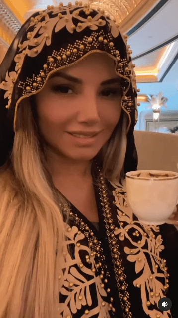 En su estadía en Dubái, la actriz también tuvo la oportunidad de disfrutar de deliciosas comidas que incluso incluyeron postres y café con oro comestible.