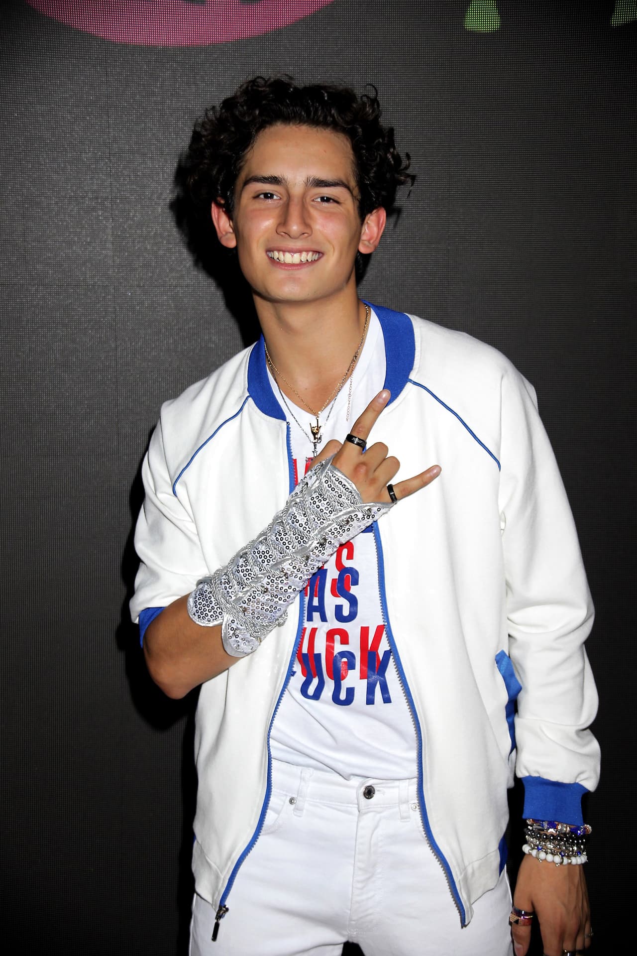 A mediados de septiembre, Osorio también utilizó un guante del mismo estilo en el concierto de la estación de radio
<b><a href="https://exafm.com/conciertoexa/experiencia.html" target="_blank">EXA Fm</a></b>, en el Foro Sol de la Ciudad de México.