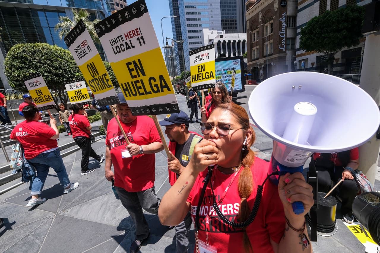 Continúa la huelga de trabajadores de hoteles en el sur de California: mayor sueldo para tener vivienda digna