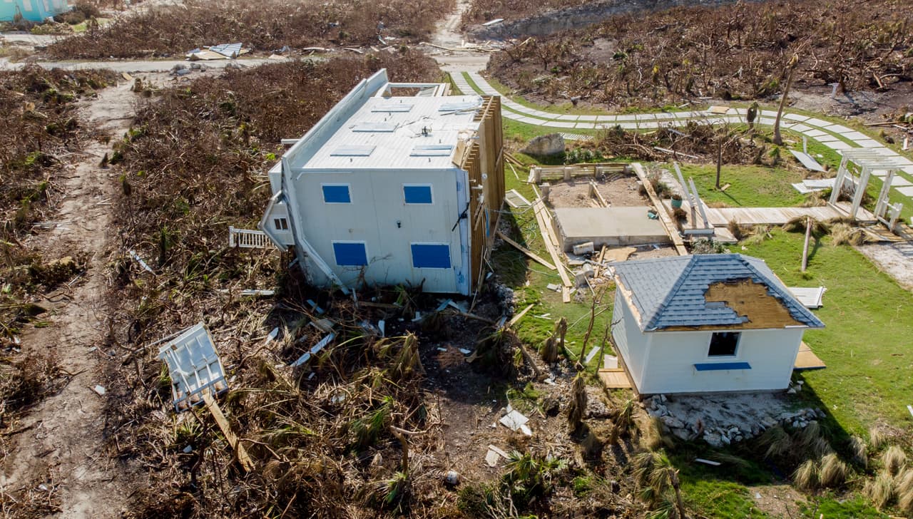 El gobierno de Las Bahamas informó que más de 900 miembros de la policía y fuerzas militares del archipiélago se encontraban en la Isla de Ábaco y la isla de la Gran Bahama para ayudar con las labores de recuperación.