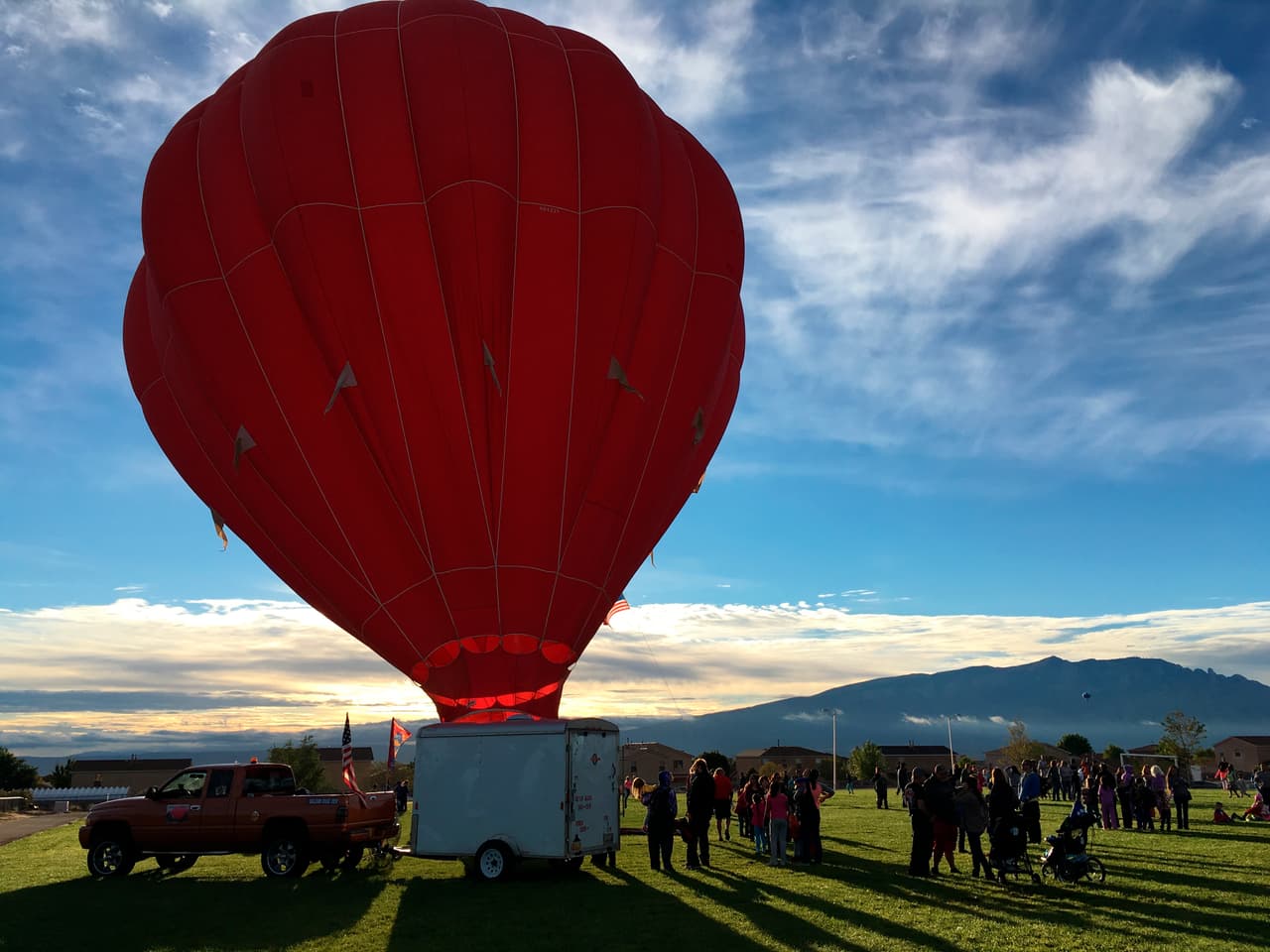Pero además de los majestuosos globos, este festival ofrece también safaris privados para poder observar de cerca a las cebras, alpacas, cabras, venados y camellos que viven en la granja.