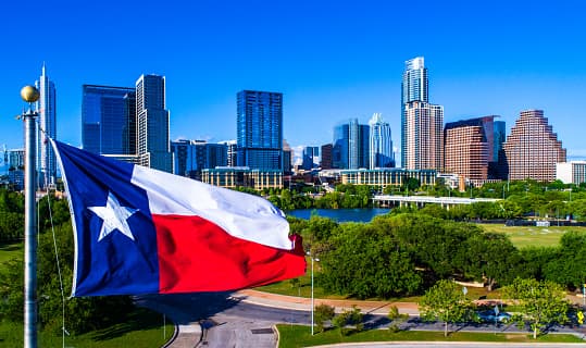 <b>Puesto 13. Austin, Texas</b>
<br>
<br>Población del área metropolitana: 2,114,441 habitantes.
<br>
<br>Precio promedio de la vivienda: 377,693 dólares.
<br>
<br>Salario promedio anual: 55,190 dólares.
<br>
<br>Migración neta entre 2015 y 2019: 7.87%.
<br>
<br>En la última década, un número creciente de compañías tecnológicas ha establecido oficinas o sedes en esta ciudad, convirtiéndola en un pequeño ‘Silicon Valley’. Los precios de Austin en relación con ciudades como San José o San Francisco, en California, son mucho más atractivos. 
<br>