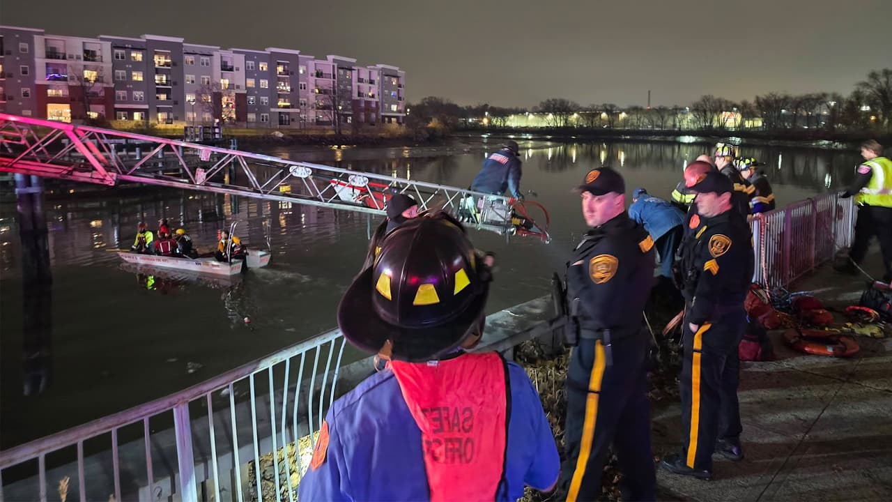  Rescatan a conductor de 79 años tras caer con su auto al río Hackensack en Nueva Jersey