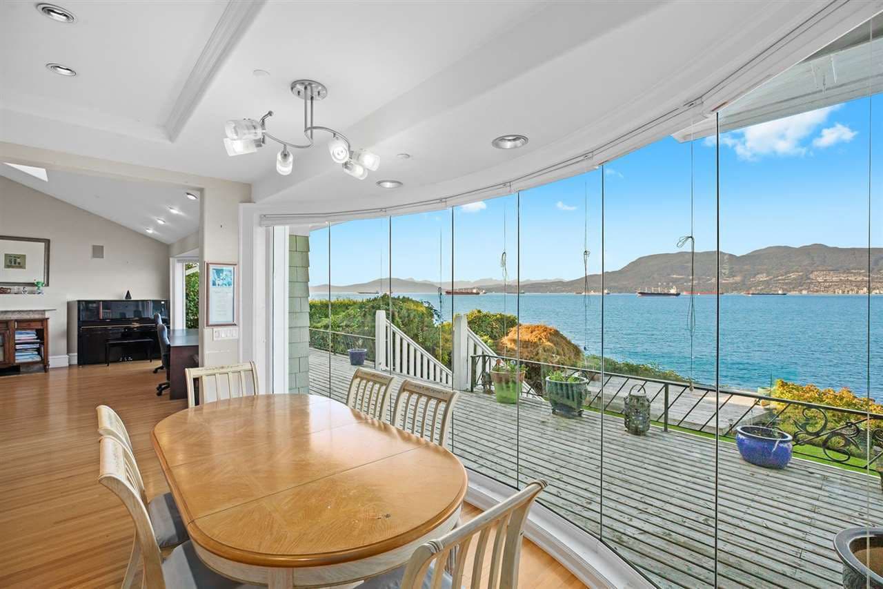 La privacidad está garantizada por las puertas, los setos y las paredes de 20 pies que protegen la playa, en la parte trasera.