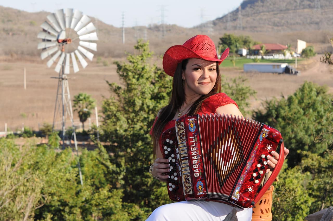 Alicia Gil es una cantante del género norteño. Nació el 16 de septiembre de 1983 en Los Mochis, Sinaloa, México, y es reconocida por ser una cantante multifacética que gusta de explorar otros estilos como el de cumbia, la balada y las rancheras. Como muchas jóvenes cantantes sueña con algún día ser tan grande como Jenni Rivera o su paisana Lola Beltrán.
