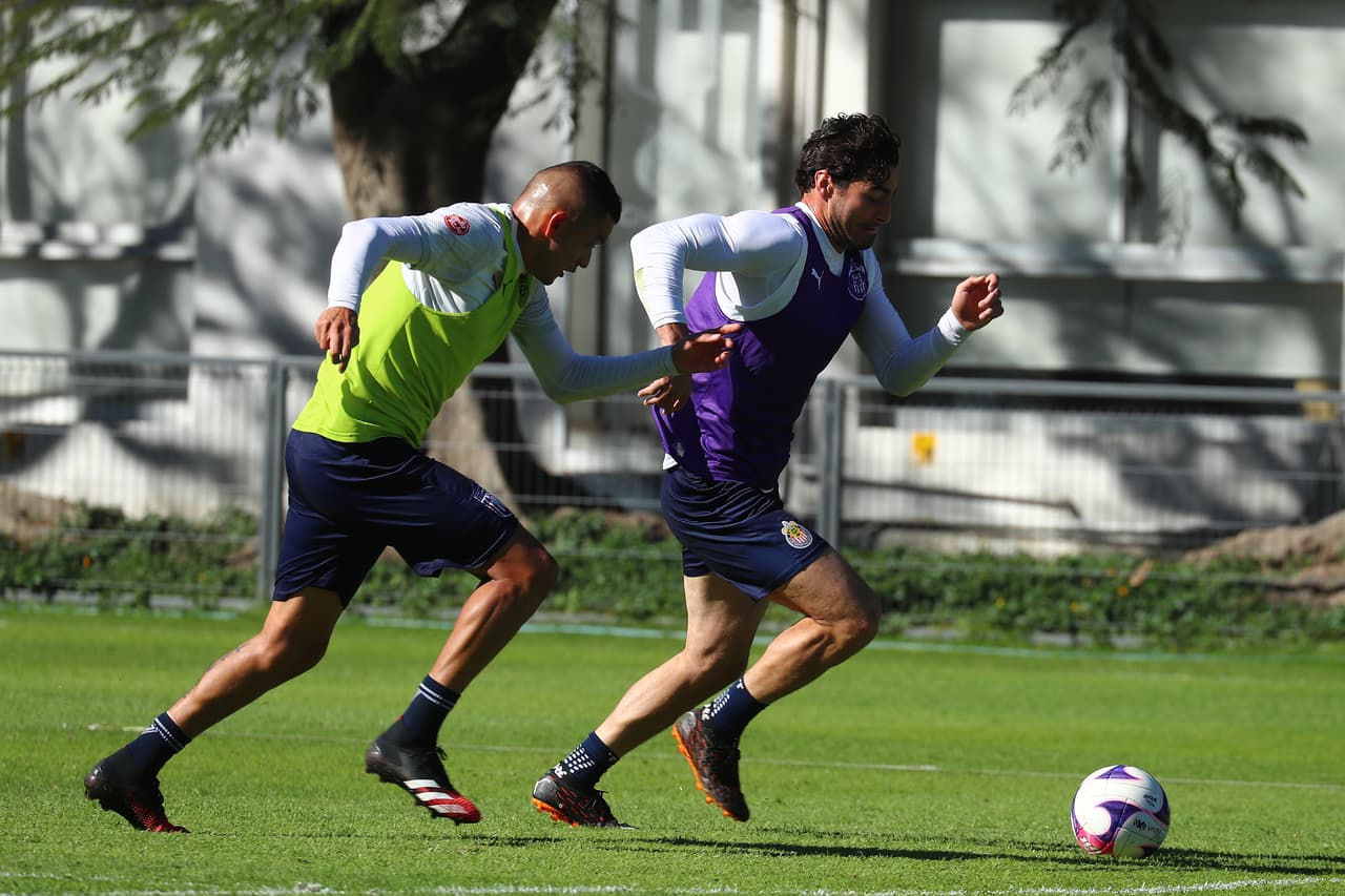 Las Chivas del Guadalajara se preparan con fuertes entrenamientos en Verde Valle para su primera fecha del torneo Guard1anes 2021, que será este viernes a las 19:30 ante el equipo de Puebla en el Estadio Cuauhtémoc.