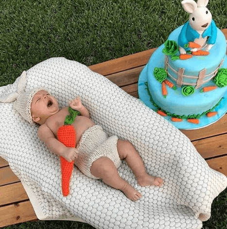 El pequeño Gael cumplió dos meses este 10 de septiembre. Ana lo vistió de conejito y le tomó esta simpática foto junto a su pastel.