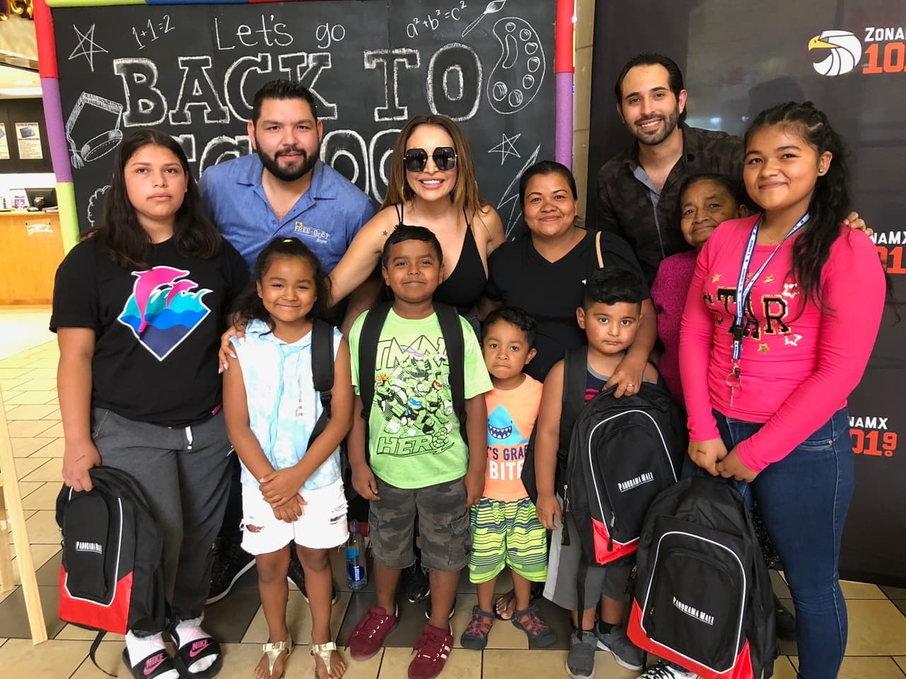 Familias enteras llegaron para conocer a los locutores y llevarse sus mochilas.
